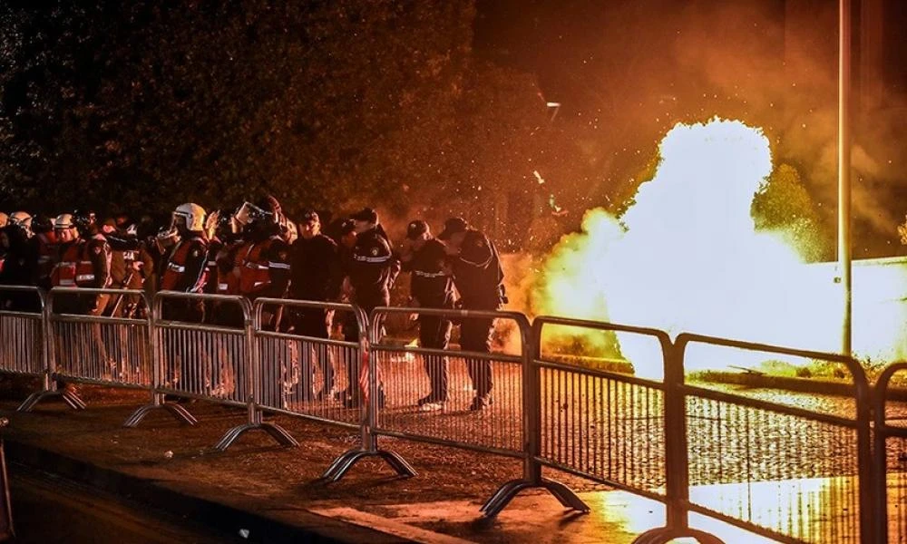 Χάος στην Αλβανία: Διαδηλωτές πέταξαν βόμβες μολότοφ, πέτρες και καπνογόνα μπροστά από το πρωθυπουργικό γραφείο στα Τίρανα